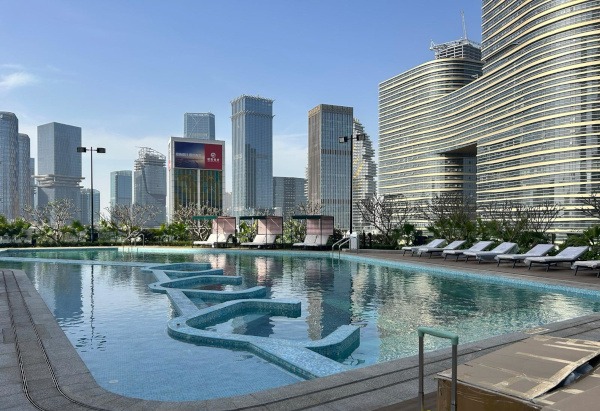 Swimming pool at the Artyzen Habitat Hengqin Zhuhai